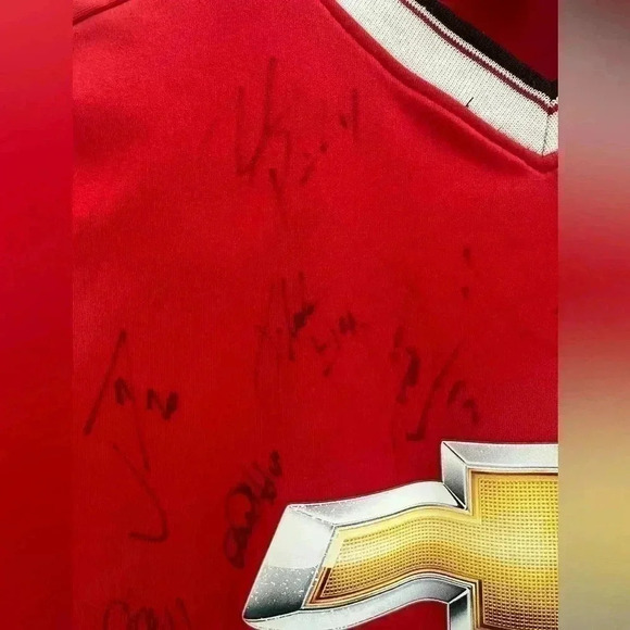 Manchester United Chevrolet Autographed Youth Large - Picture 9 of 10